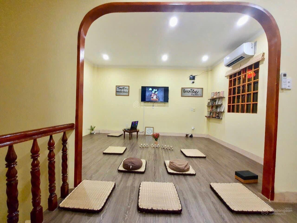 Modern 3-Bedroom House with Car Parking