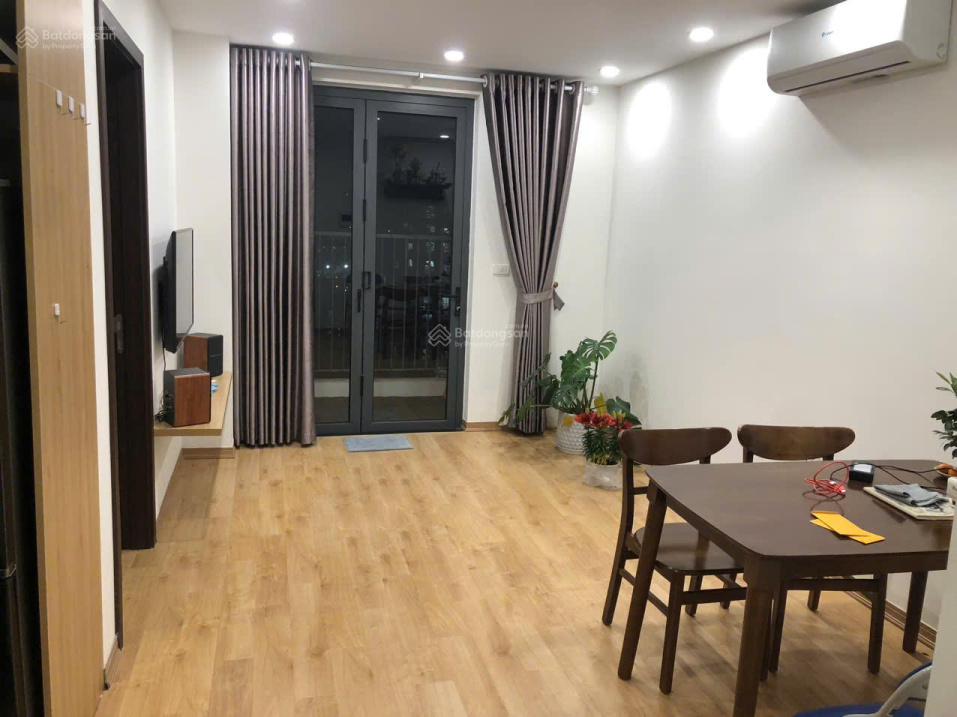 Modern 2-Bedroom Apartment with Balcony View