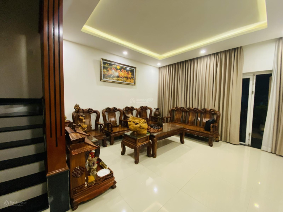 Spacious Villa with Pool Near Lake
