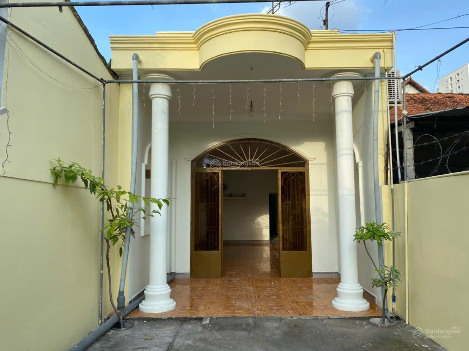 Spacious 2-Bedroom House with Garden