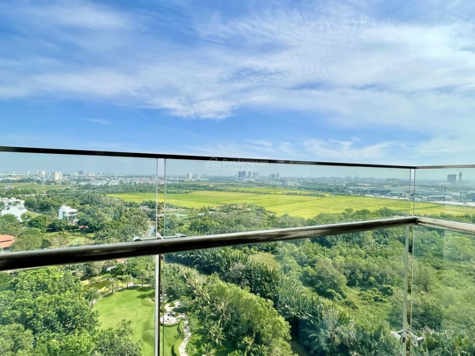 Modern 2-Bed Apartment with Golf Course View