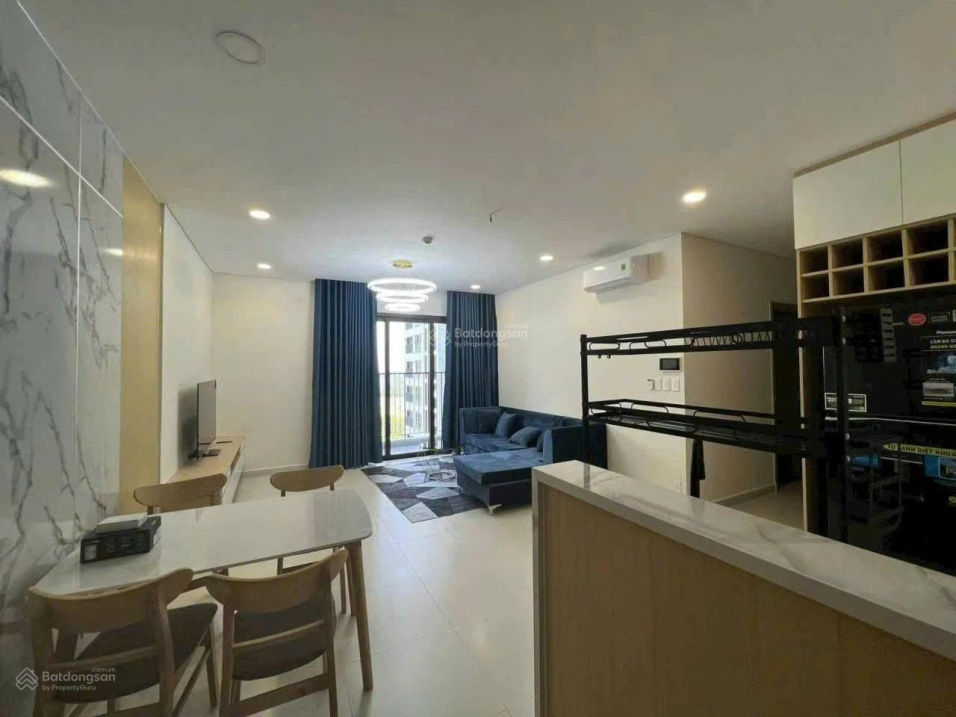 Modern 2-Bed Apartment with Pool View