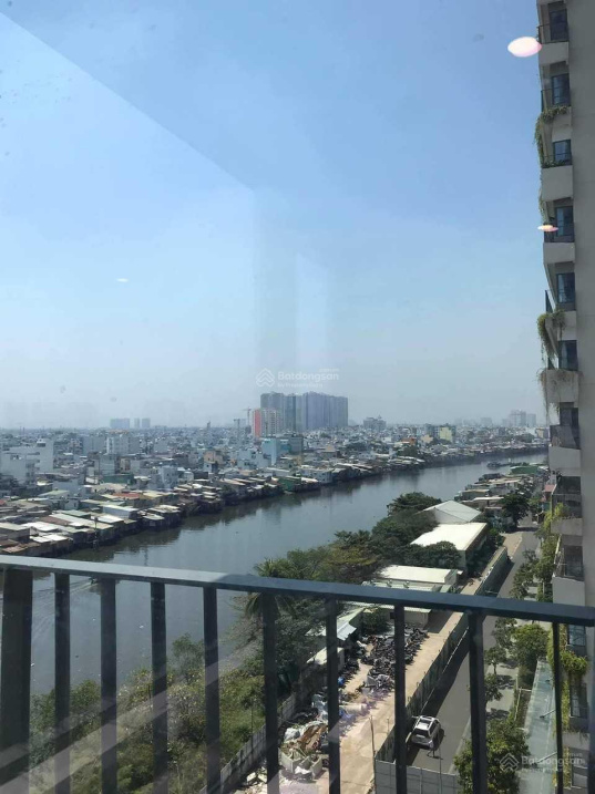 Modern 1-Bedroom Apartment with River View