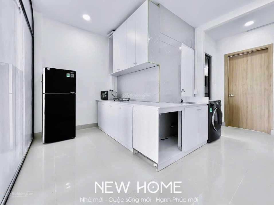 Modern 1-Bedroom Apartment with Balcony Near Market
