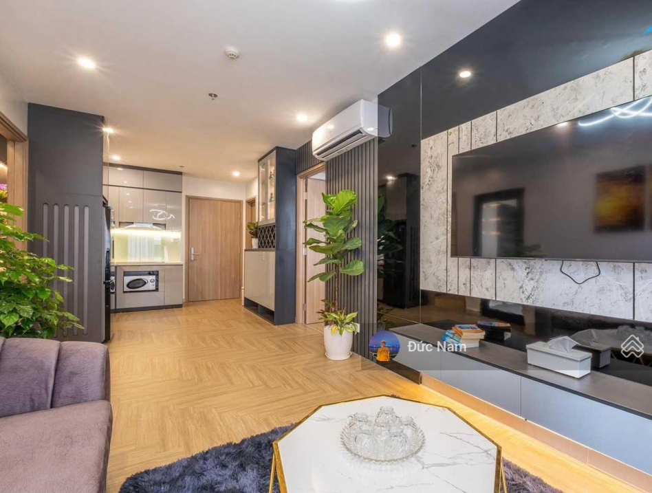 Spacious 3-Bed Apartment with Modern Interior