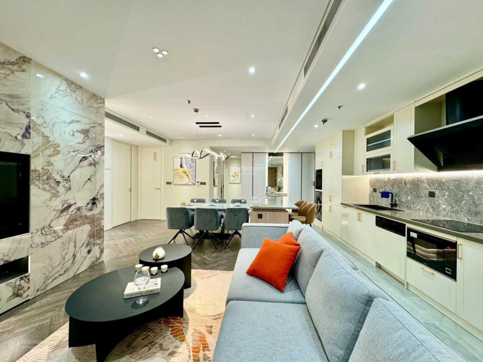 Luxurious 4-Bedroom Modern Apartment with Designer Interior
