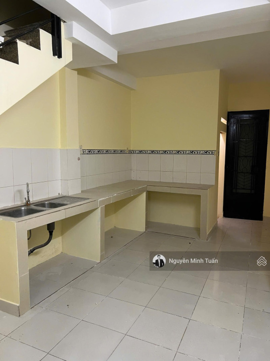 Spacious Commercial Property in Busy Neighborhood