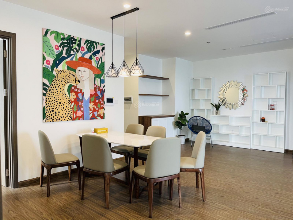 4-Bedroom Corner Apartment with City Views