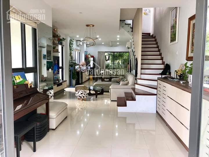 Luxurious Vinhomes Villa with Garden and Lake View