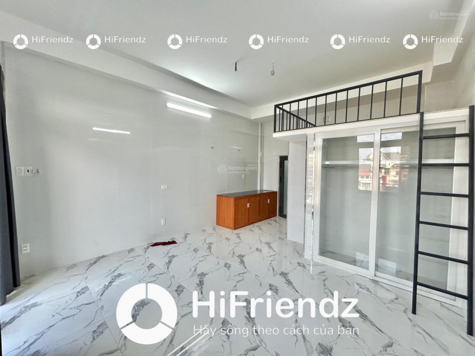 Modern 35m² Loft Studio with Glass Wardrobe