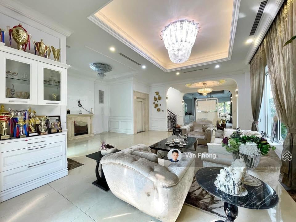 Luxurious 400m² Villa with 4 Bedrooms