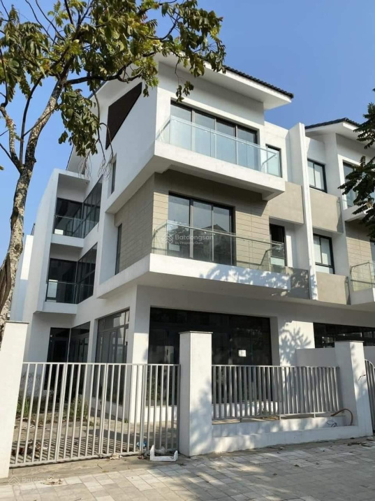 Large 4-Floor Corner Villa with Business Potential