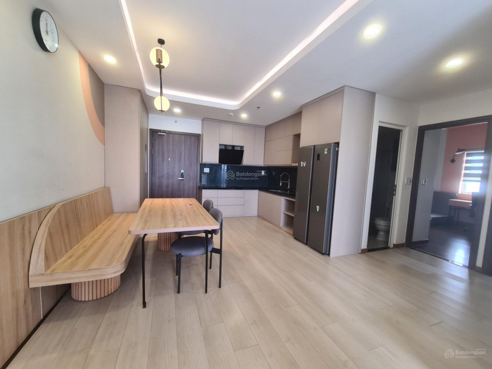 Modern 2-Bedroom Apartment with Pool View