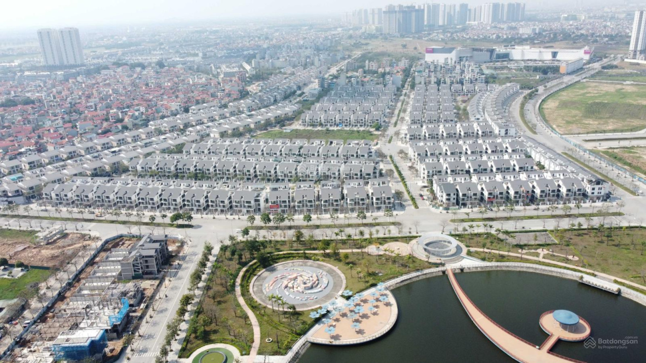Spacious 3-Story Townhouse Development with Waterfront