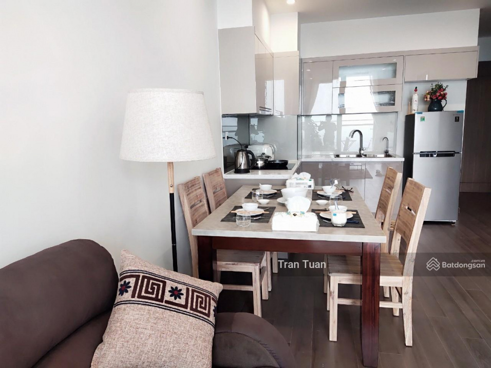 Modern 2-Bed Apartment with Pool View