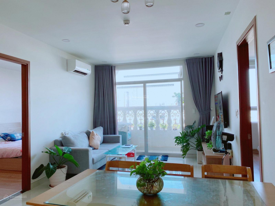 Modern 2-Bed Riverside Apartment with City Views