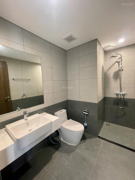 Modern 1 Bedroom Apartment with Balcony