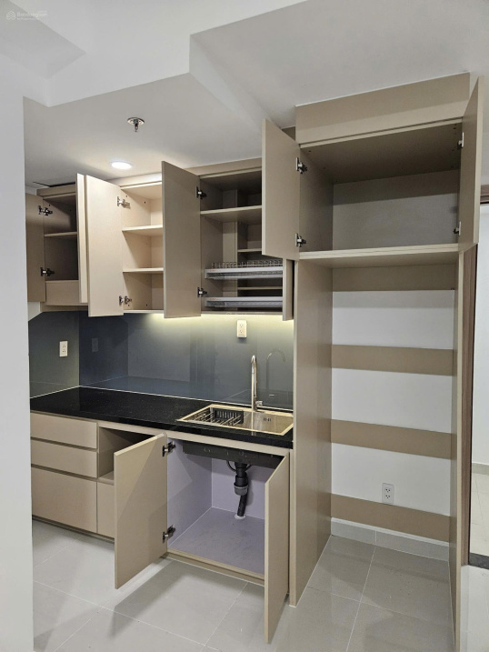 High Floor Citi Alto Apartment with Kitchen