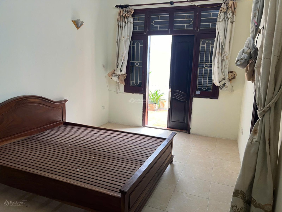 Spacious 5-Bedroom House with Multiple Amenities