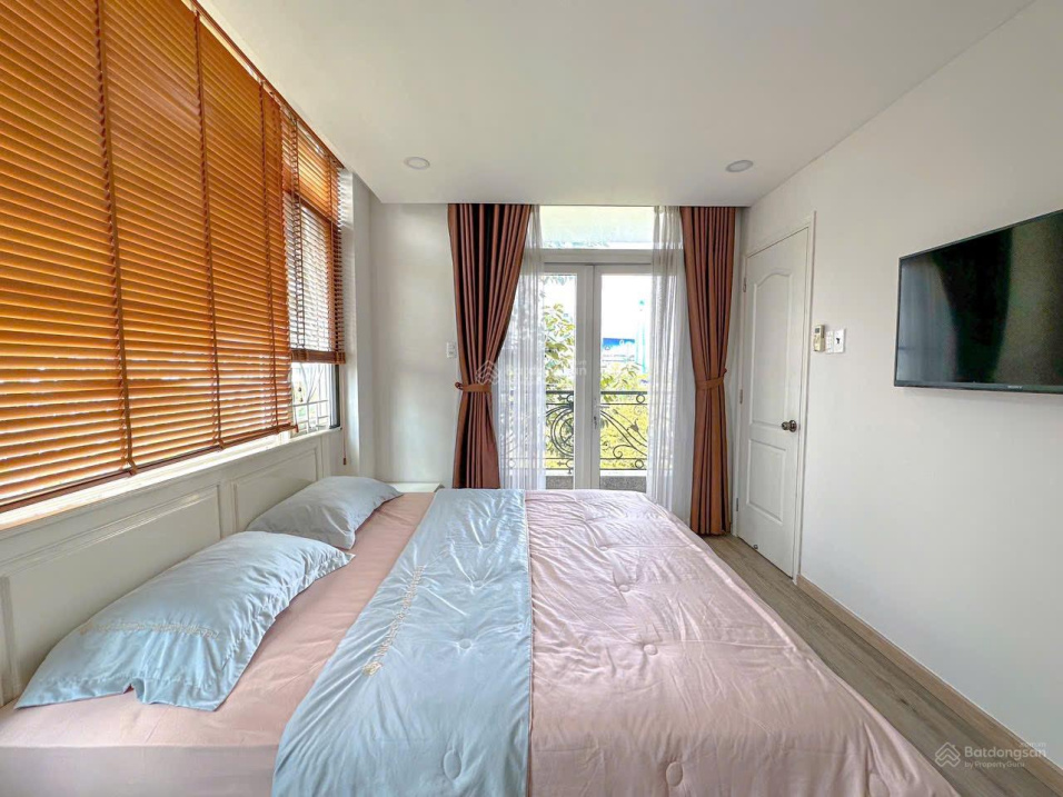 Modern Furnished Apartment with Balcony in District 1