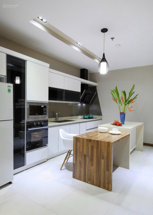 Modern 2-Bedroom Apartment with City Views
