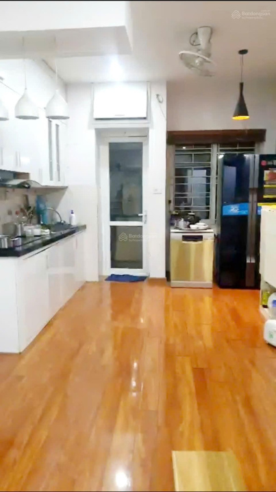 Modern 2-Bedroom Apartment with Wood Flooring