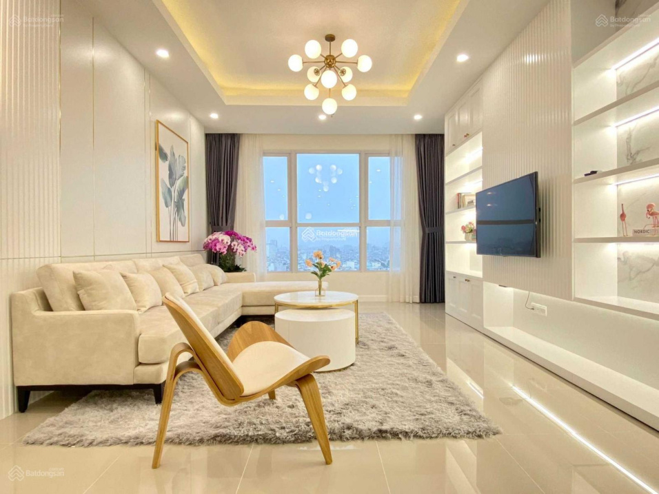 Viva Riverside Apartment in District 6, Spacious and Bright