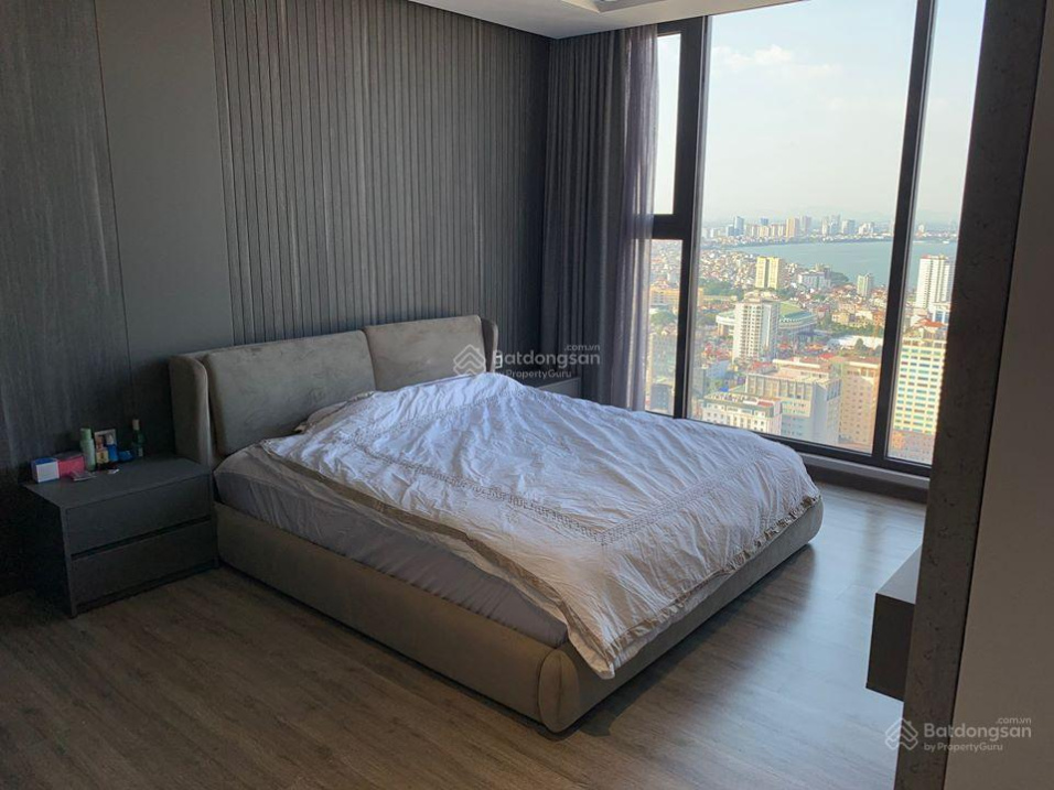 Spacious 3-bedroom apartment with city view