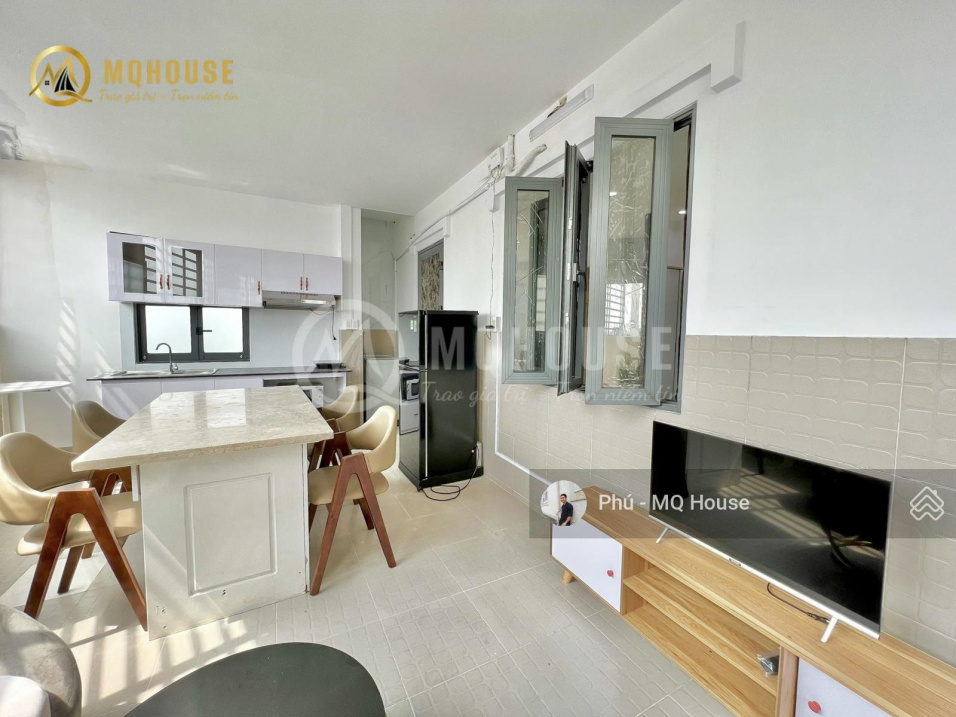 Spacious 2-Bedroom Penthouse with Large Balcony