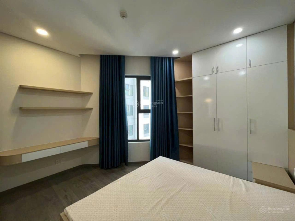 Modern 2-Bed Apartment with Pool View
