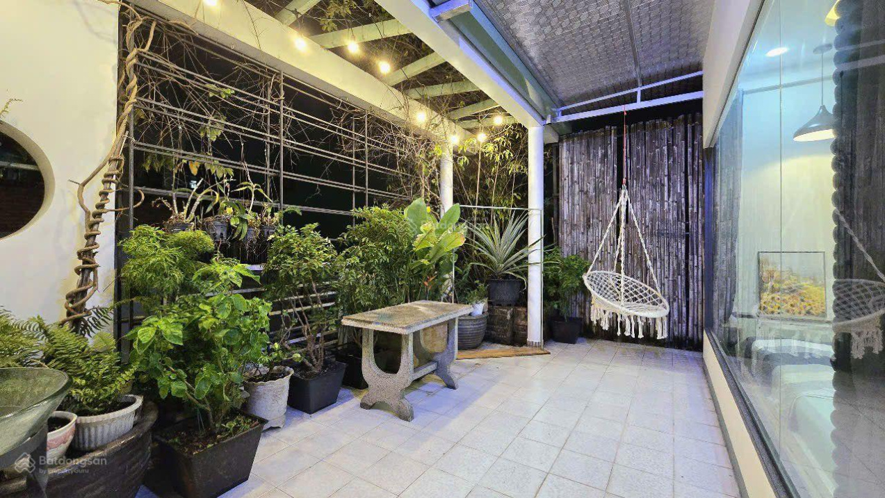 Modern Studio with Garden Balcony in Phu Nhuan