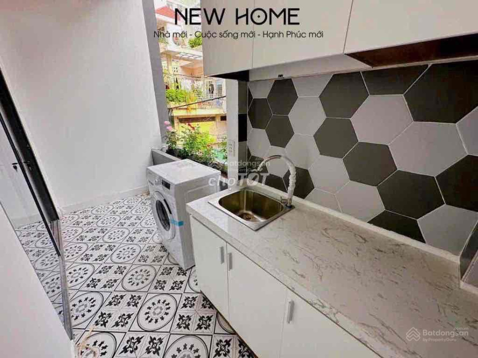 Modern Studio with Balcony in Phu Nhuan District