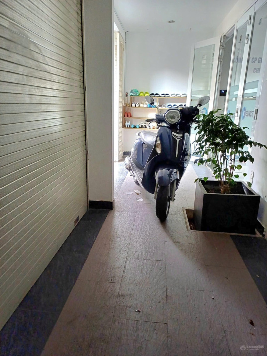 Spacious Rental Property on Sư Vạn Hạnh Street, Suitable for Office or Business