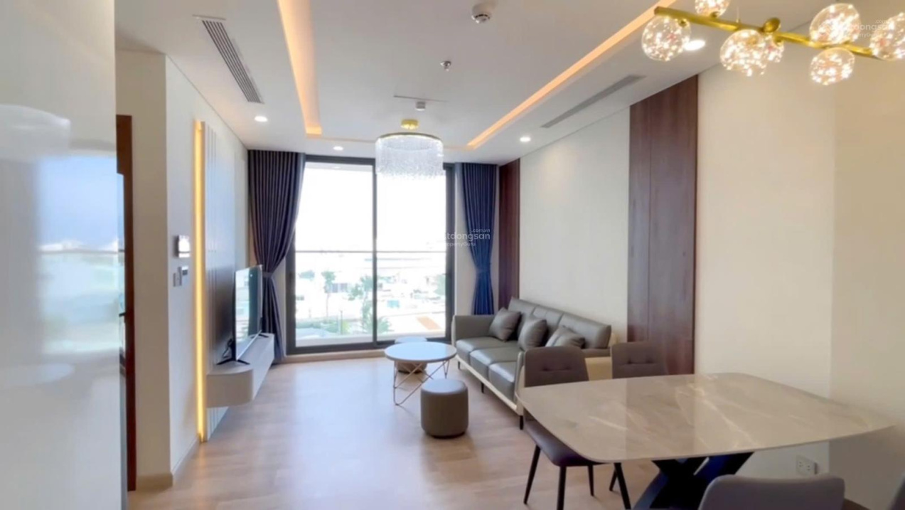 Modern 2-Bed Luxury Riverside Apartment with Views
