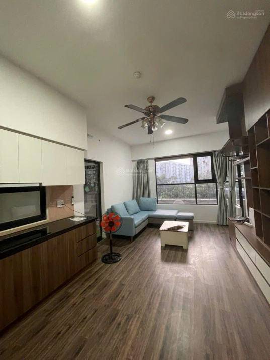 Modern 2-Bed Apartment with Pool View