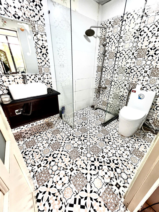 Modern Studio with Stylish Bathroom Near Market