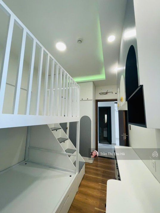 Modern 2-Bed Apartment with River View Q7