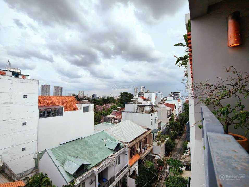 Modern Studio Apartment with City View in District 2