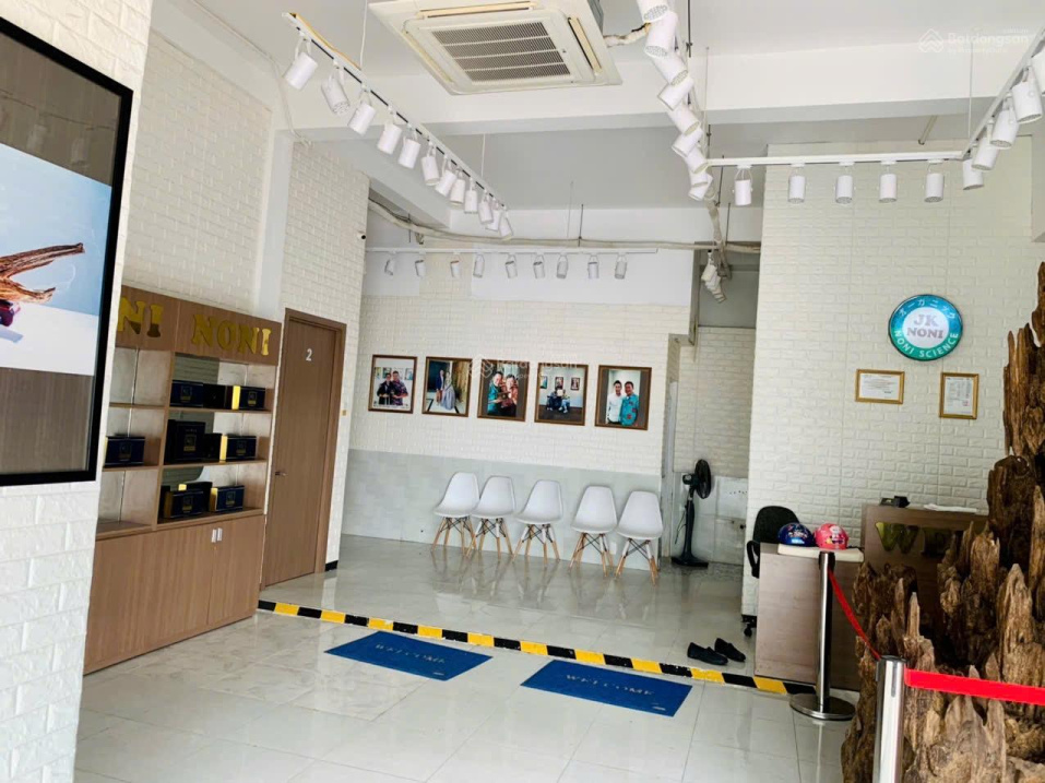 Large Corner House in Le Hong Phong Area