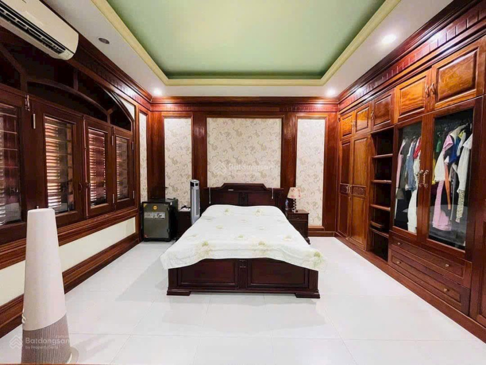 Spacious 3-Bedroom Villa with Classic Wood Interior