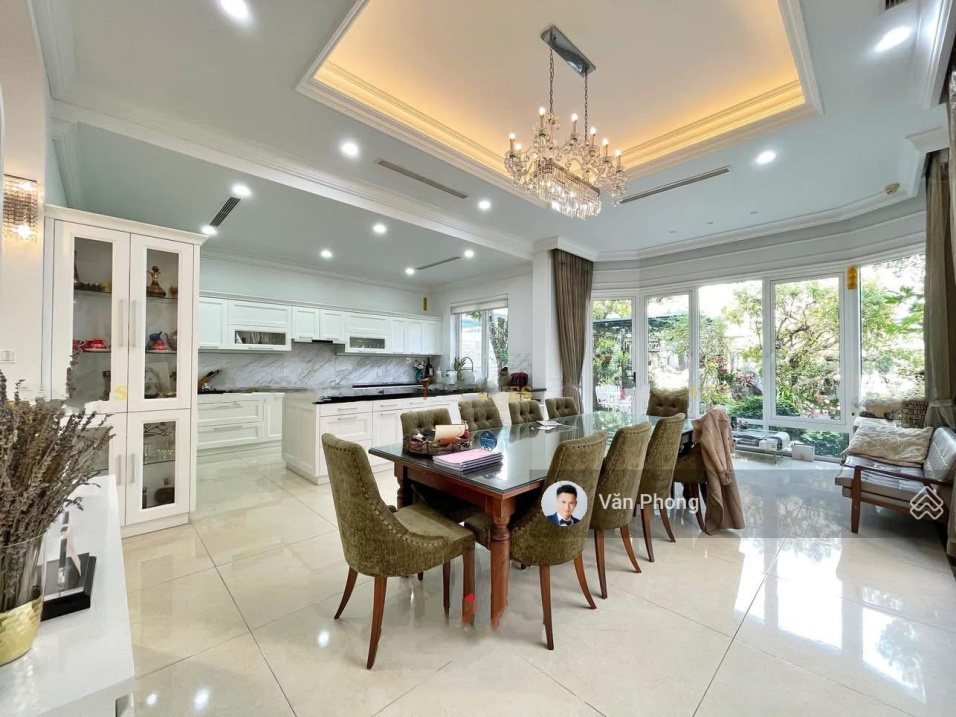 Luxurious 400m² Villa with 4 Bedrooms