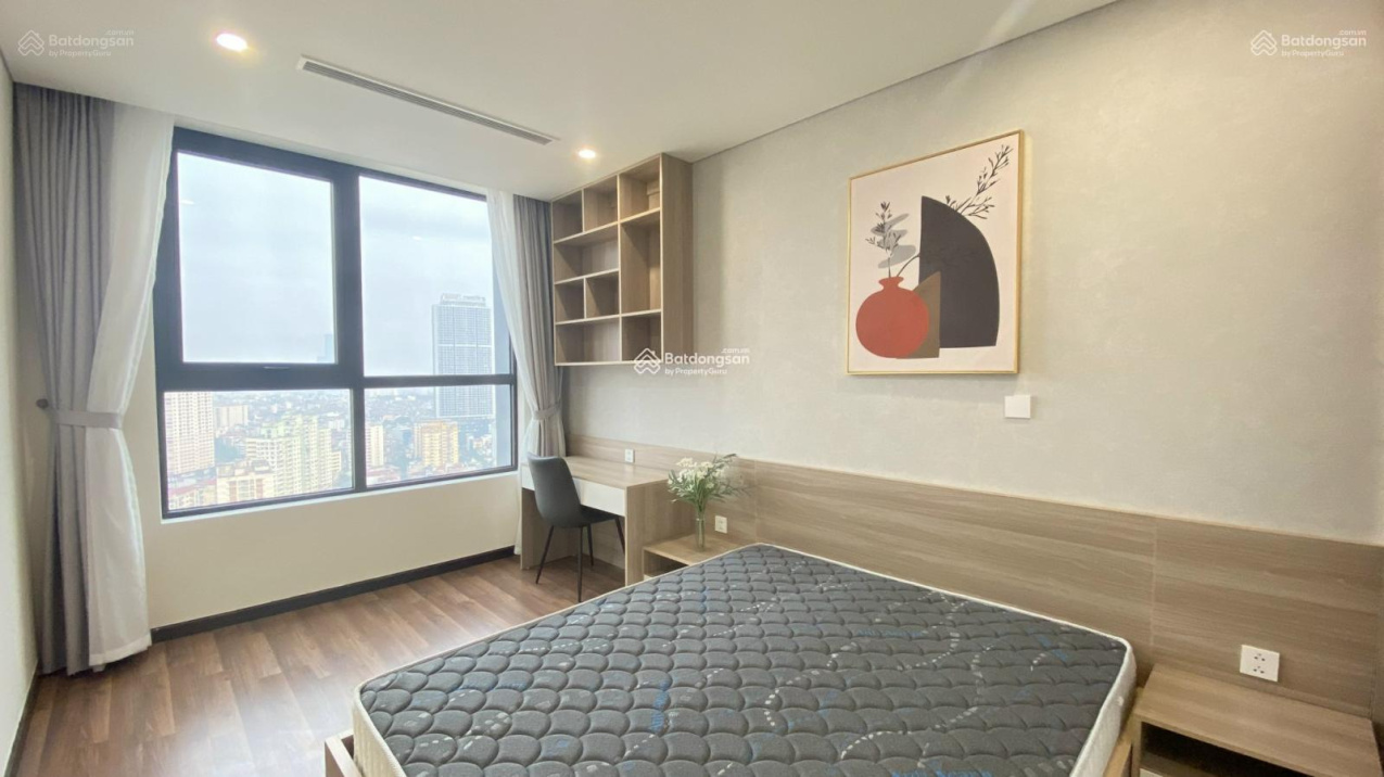 Modern 2-Bed High-Rise Apartment with City Views