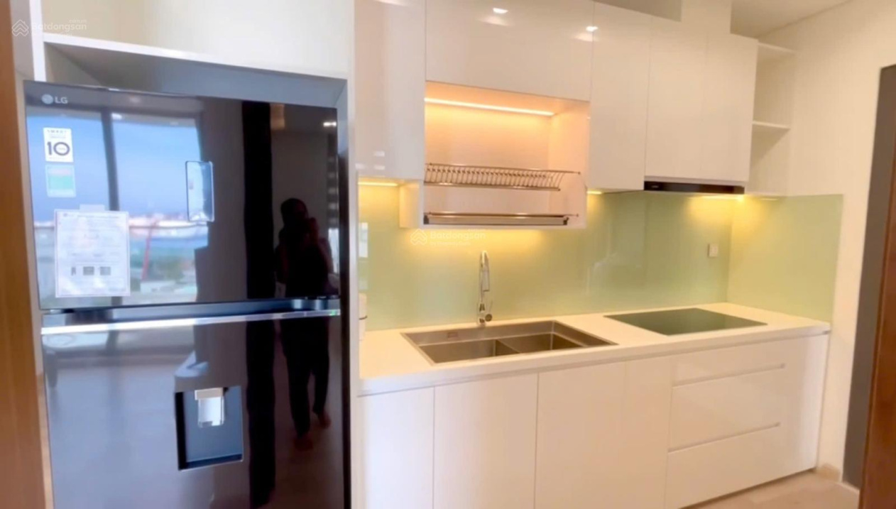 Modern 2-Bed Luxury Riverside Apartment with Views
