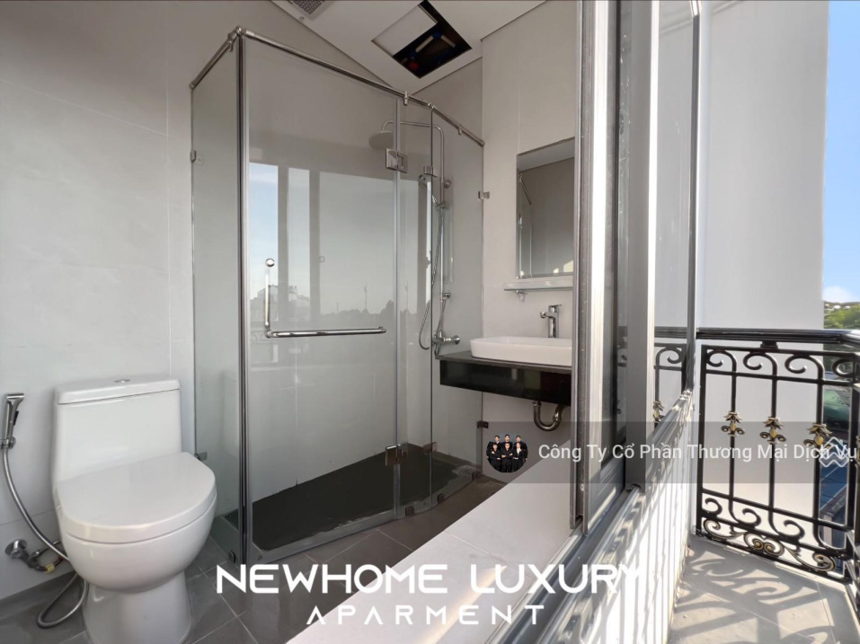 Modern Studio Apartment Near Airport with Balcony