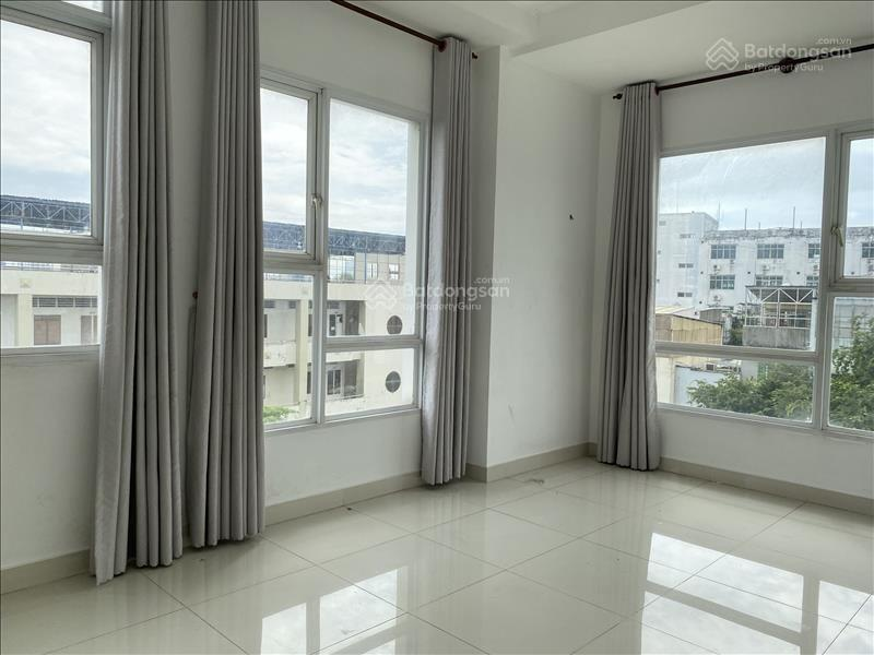 Corner apartment with view of Ong Ich Khiem, near Dam Sen Park
