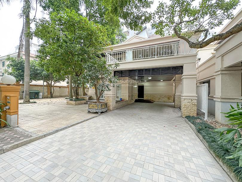 Spacious 800m² House with 3 Bedrooms, Garden