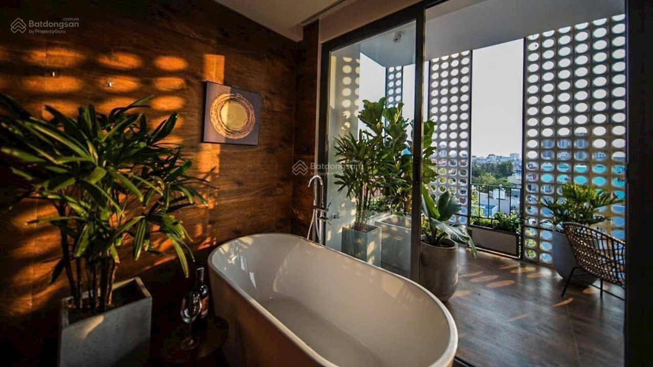 Modern Studio with City Views and Luxurious Bathroom