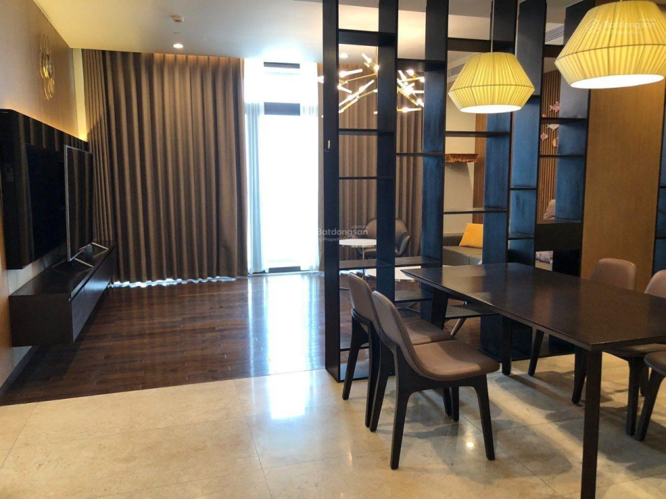 Luxury 3BR Apartment with West Lake View