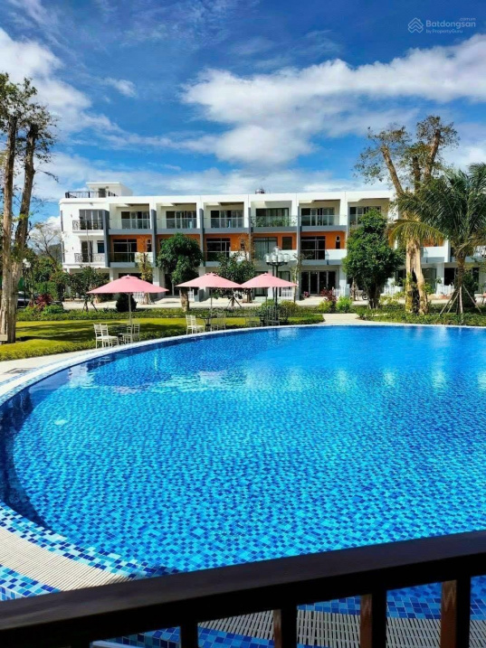 Modern 3-Bedroom House with Pool and Garden