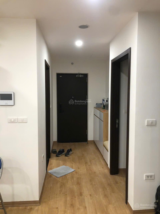 Modern 2-Bedroom Apartment with Balcony View